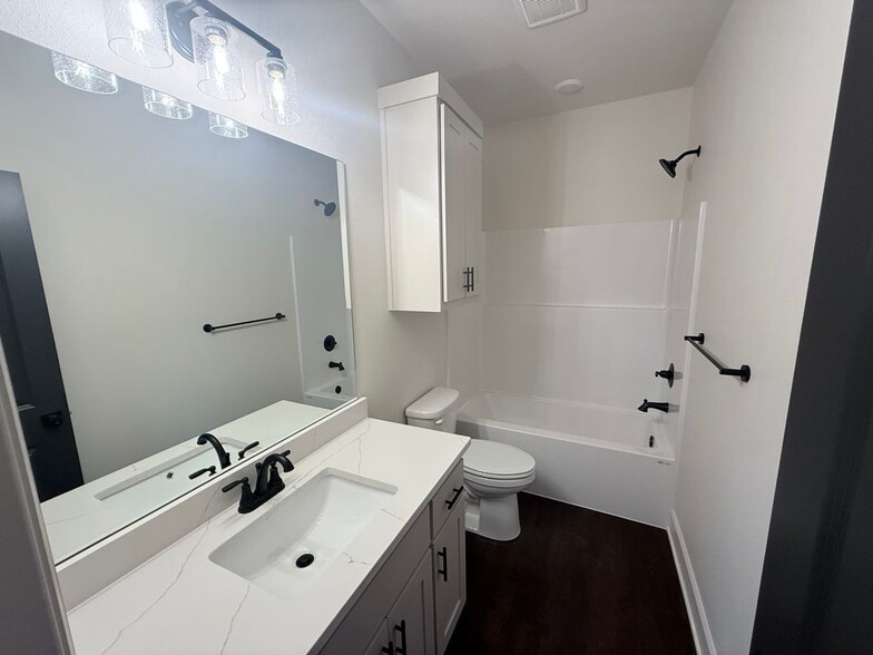 Building Photo - 616 Oak St