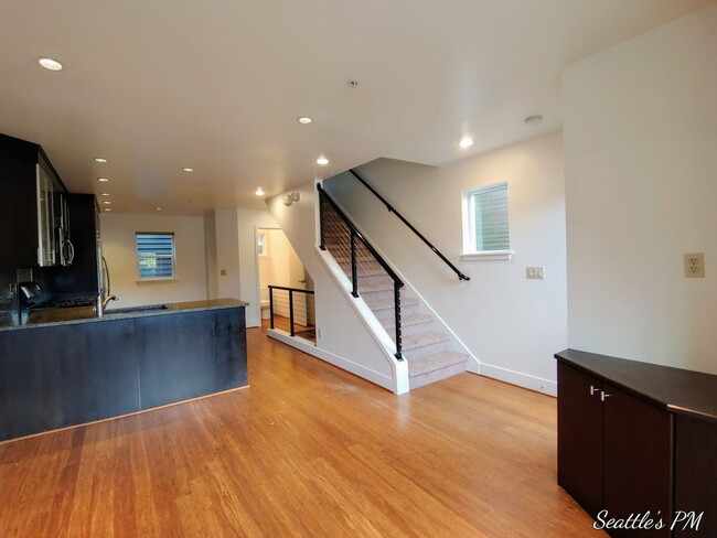 Building Photo - Stunning 3 Bedroom Townhouse in Greenlake!