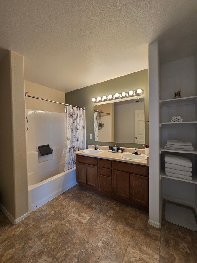 Building Photo - 2465 Theresea Ln