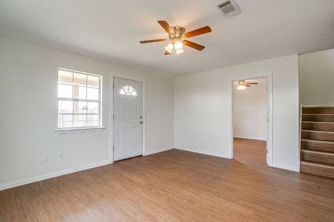 Building Photo - Updated Duplex in Weatherford with large y...