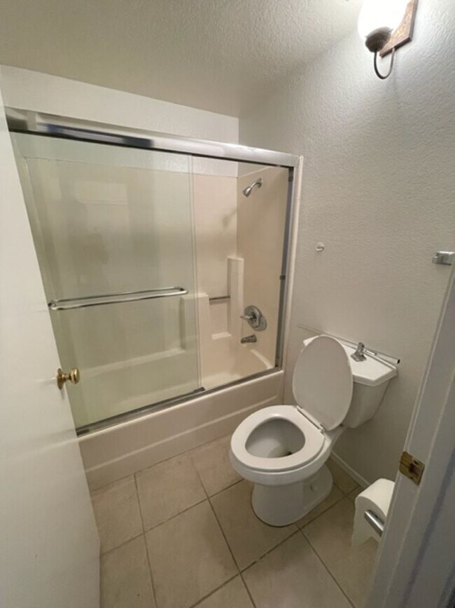 Building Photo - Large 2 Bedroom, 2 Bath Condo with 2 Parki...