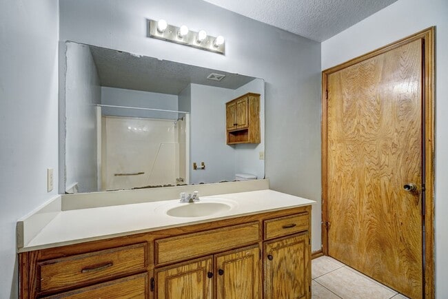 Building Photo - 4 Bed 2 Bath in Moore School District