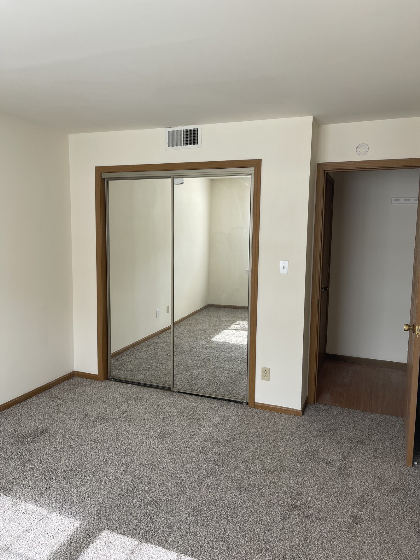 Building Photo - 1615 Sylvan Ln