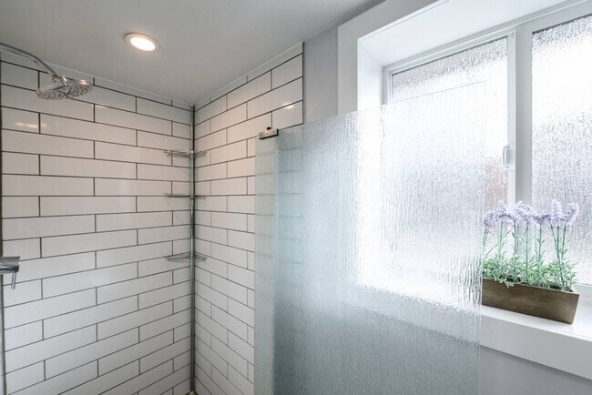 Building Photo - 1416 E Hollow Dale Dr