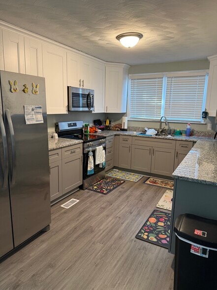Shared spacious kitchen - 1003 Douglas Ave