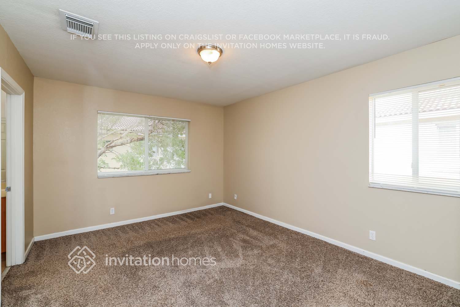 Building Photo - 2819 S Evergreen Cir