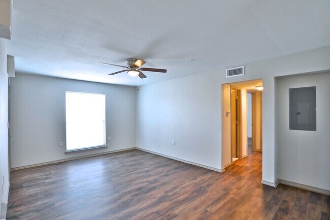 Building Photo - Newly Remodeled South Abilene Apartments!