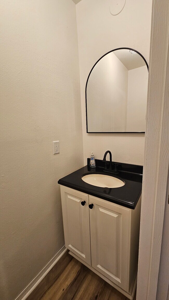 Building Photo - 3330 Queen Anne Way