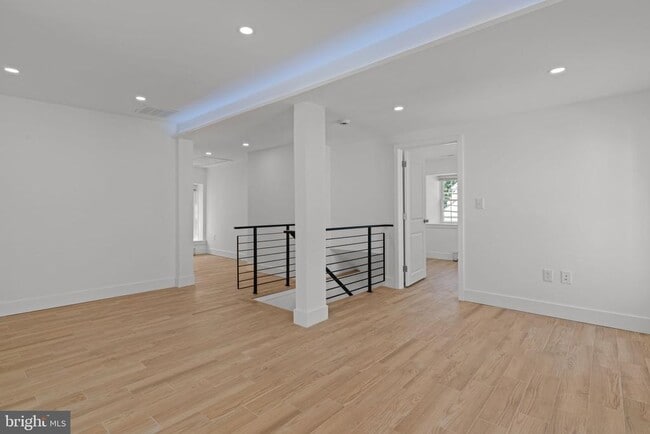 Building Photo - 122 E Richardson Ave