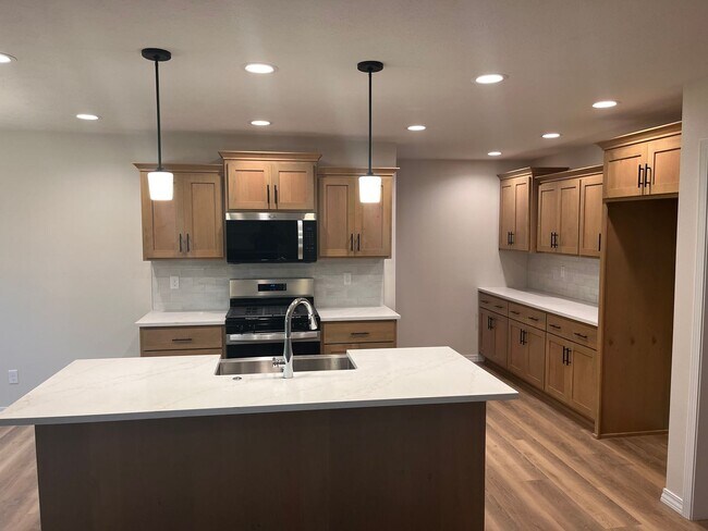 Building Photo - Beautiful, brand-new, 3-bedroom, 2-bath home in Nixa with a 3-car garage.