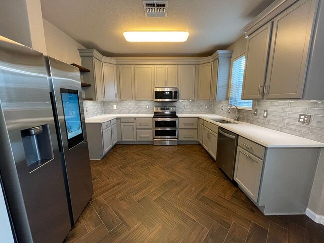 Building Photo - BEAUTIFUL 3 BEDROOM 2.5 BATH FEATURING A LUXURY KITCHEN WITH WHITE GRANITE COUNTERS, GRAY CABINET...