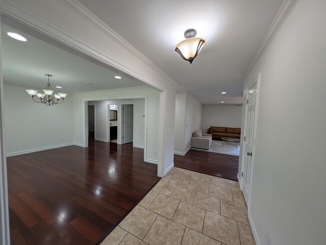 Building Photo - 4626 S Maplewood Ave