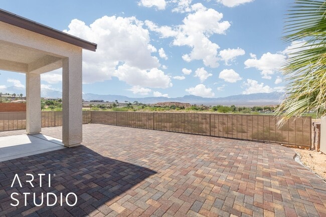 Building Photo - Beautiful Home on Parliament Pt With Spect...