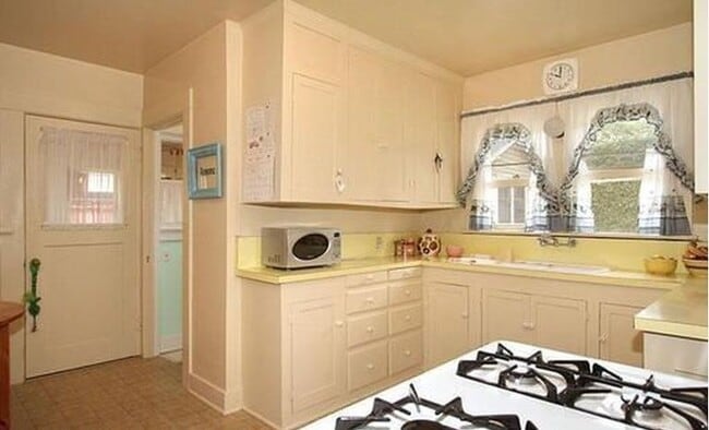 Building Photo - 1007 W Beach Blvd