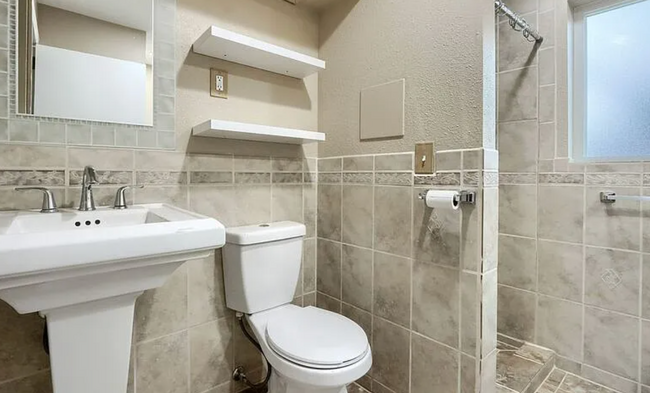 Building Photo - Charming & Spacious 5-Bedroom Home! Detach...