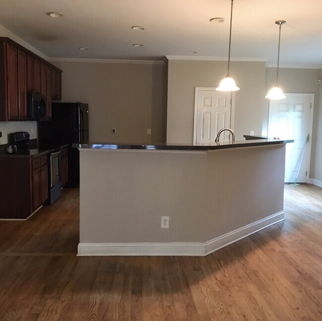 Building Photo - HUGE Four Bedroom