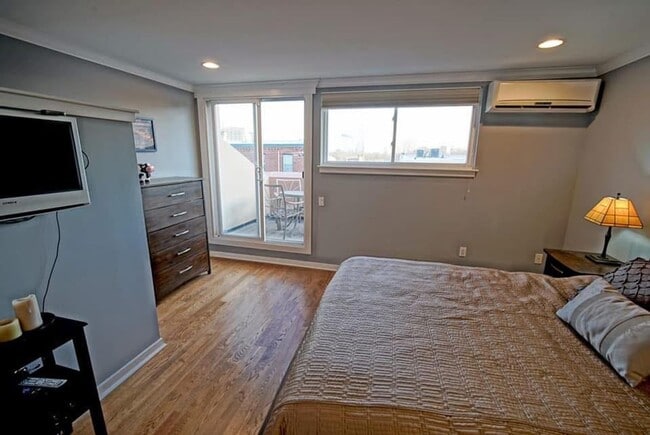 Building Photo - 3-bed, 2-bath GIANT townhouse + GARAGE, BA...
