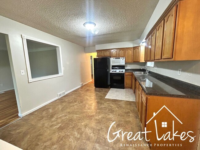 Building Photo - Charming 3 bedroom / 2 bathroom Eastpointe...