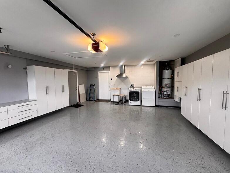 Building Photo - 925 Royal Oaks Dr