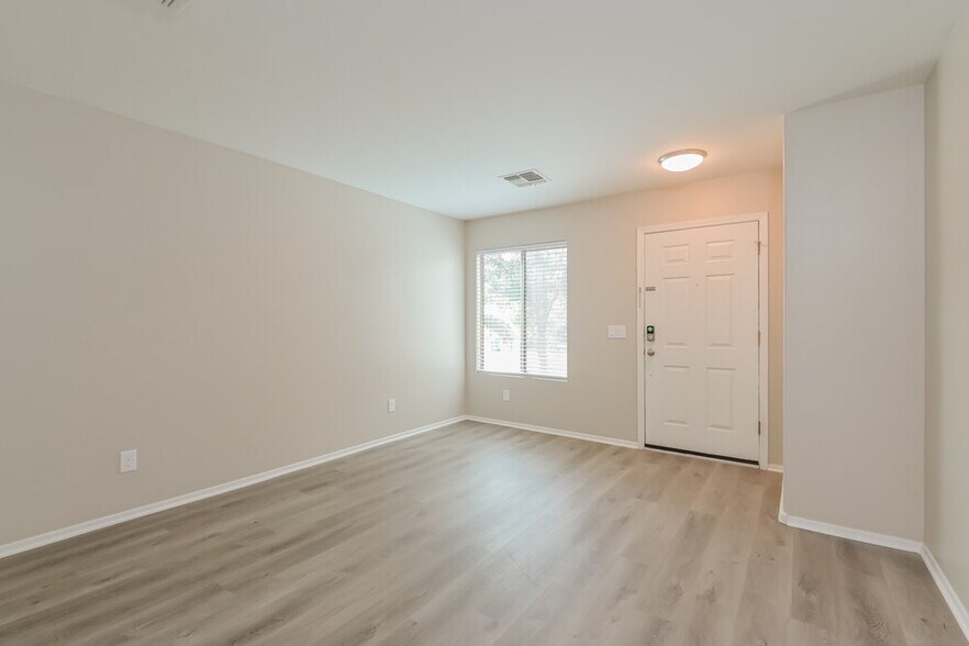 Building Photo - 660 W Cholla Crest Dr