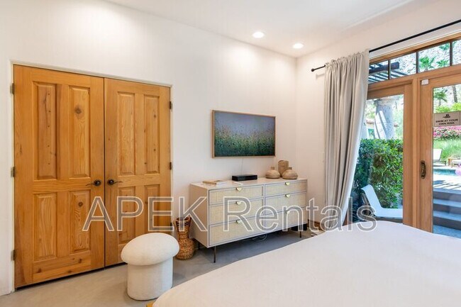 Building Photo - 690 W Linda Vista Dr