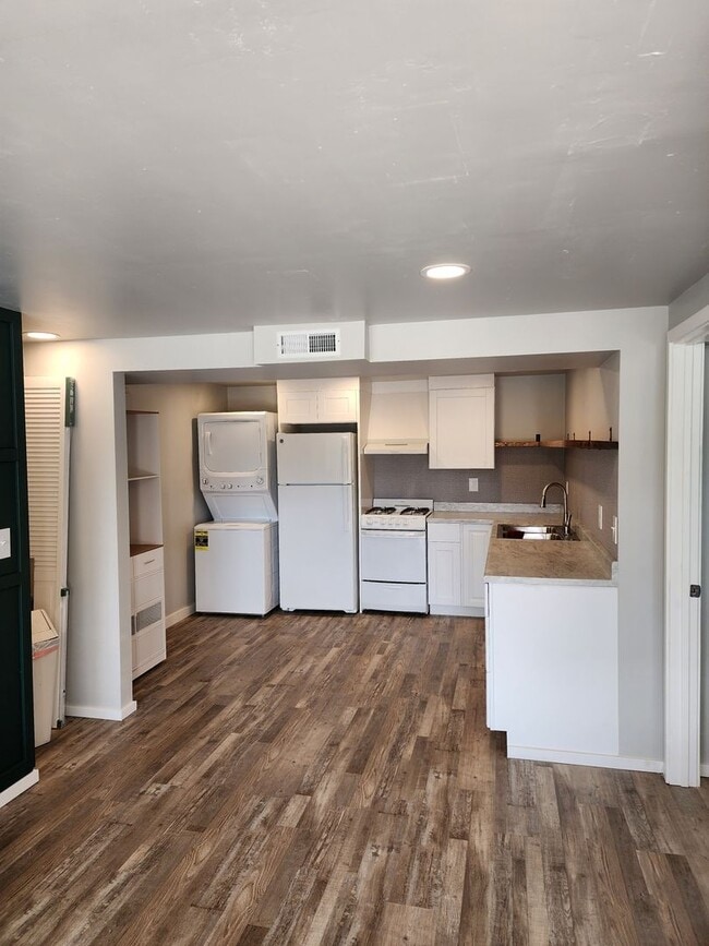 Building Photo - Charming  apartment