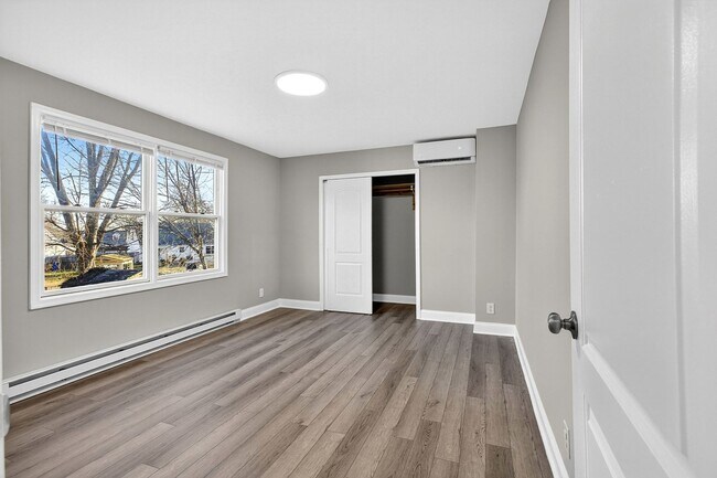 Building Photo - Studio in Newark Showing Saturday 2/7 9:30am-9:45am