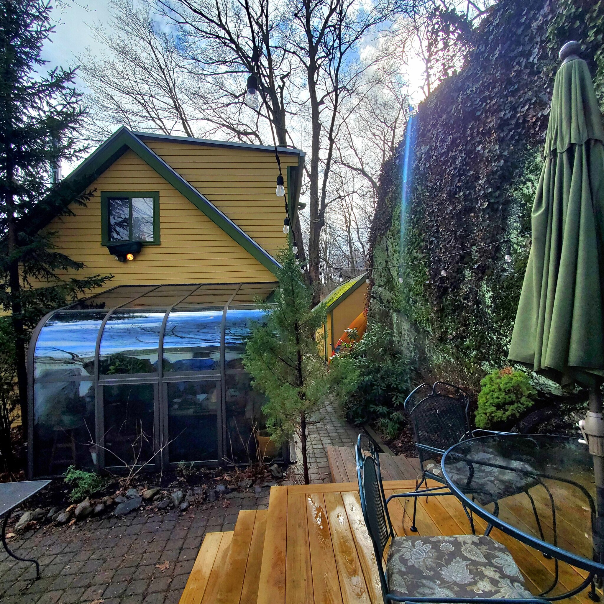 Private yard - 191 Elliot St