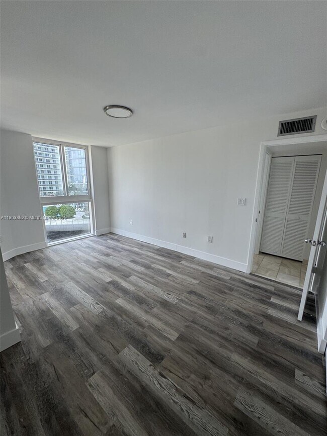 Building Photo - 15645 Collins Ave