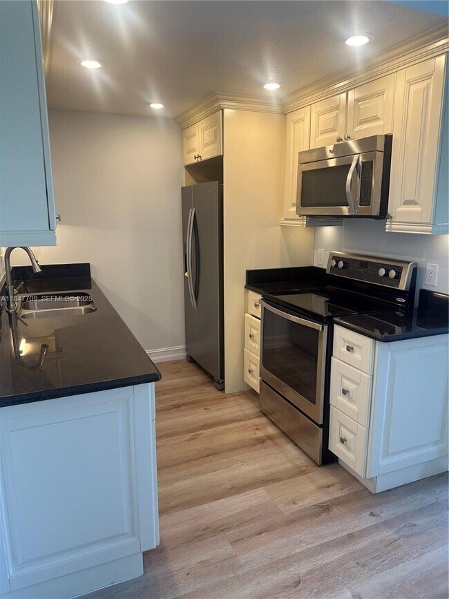 Building Photo - 4027 Swansea Crescent