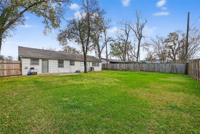 Building Photo - 2007 Antoine Dr