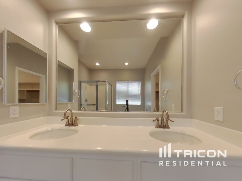 Building Photo - 43756 Alcoba Dr