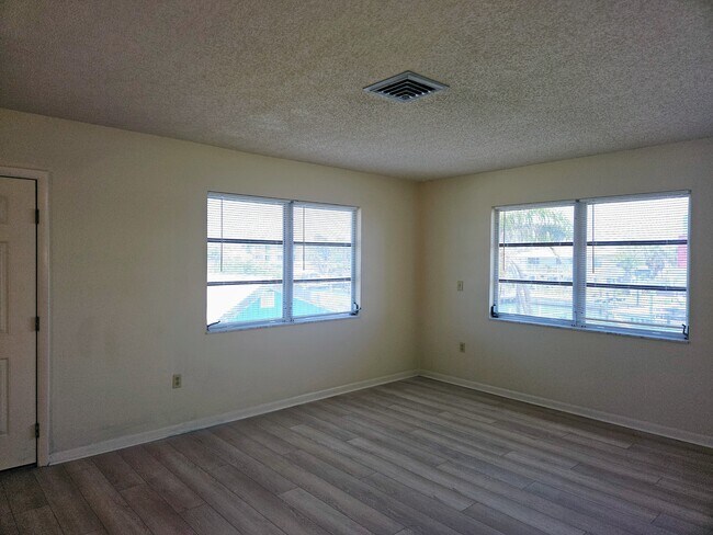 Building Photo - 360 137th Ave Cir