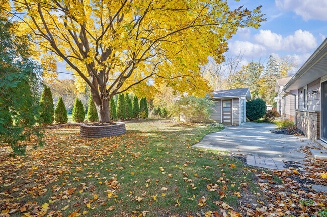 Building Photo - 1332 W Glenlord Rd