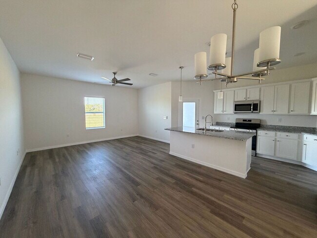 Building Photo - 16077 Badalona Dr