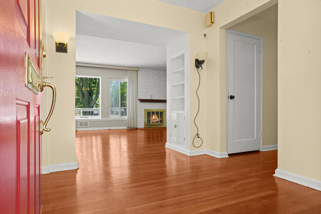 Generous entry foyer. - 319 Davenport Ave