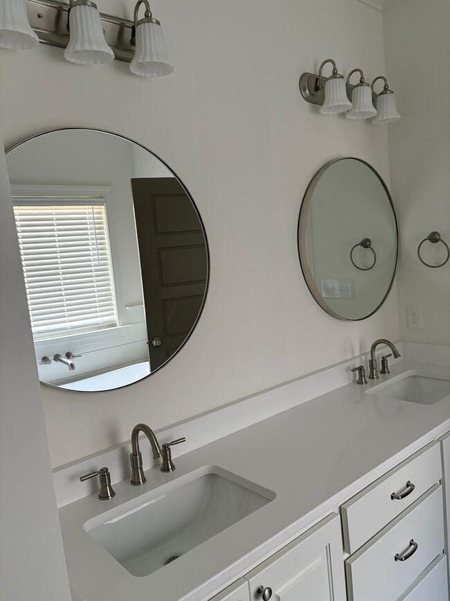 Building Photo - 141 N Buck Run Dr