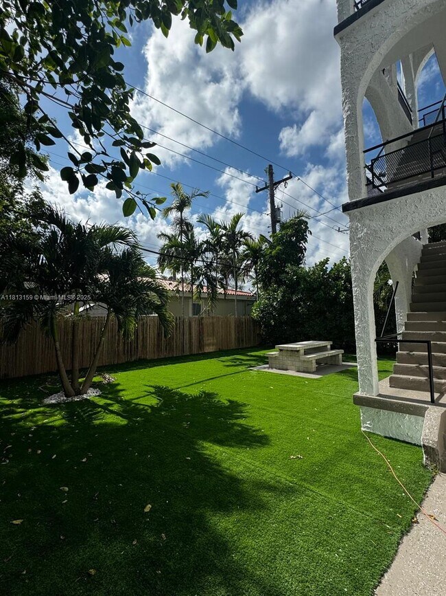 Building Photo - 444 Ponce de Leon Blvd