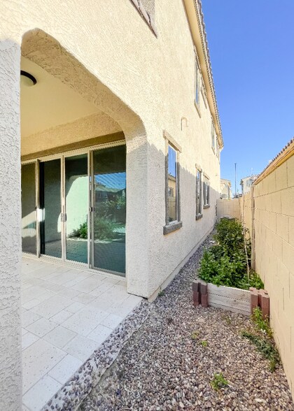 Building Photo - 2902 E Ebony Dr