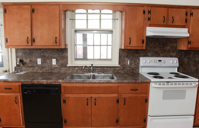 Building Photo - Large 3 Bedroom + Bonus Room with Laundry ...