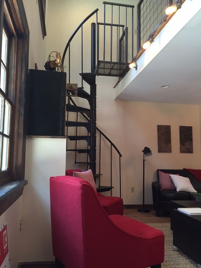 Building Photo - BEAUTIFUL, BRIGHT AND OPEN 1 BED, 1BATH  HOUSE IN HEART OF NOIRTHSIDE- AVAIL NOW!