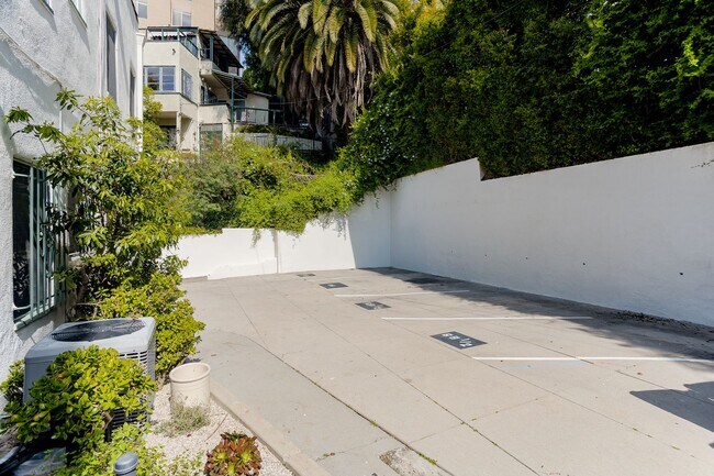 Building Photo - 2166 Beachwood Terrace