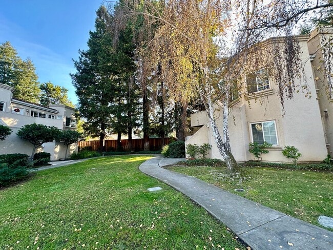 Building Photo - Great 2 Bedroom Townhome- Move in Ready! Washer/Dryer Garage