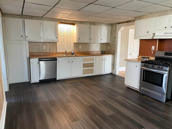 Building Photo - 390 Cedar St