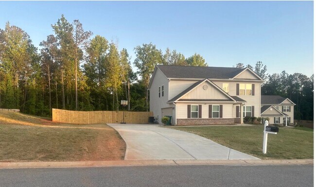 Building Photo - 4BR/2.5BA | Newly Renovated Single Family Home | Fully Fenced Backyard| In  Milledgeville!