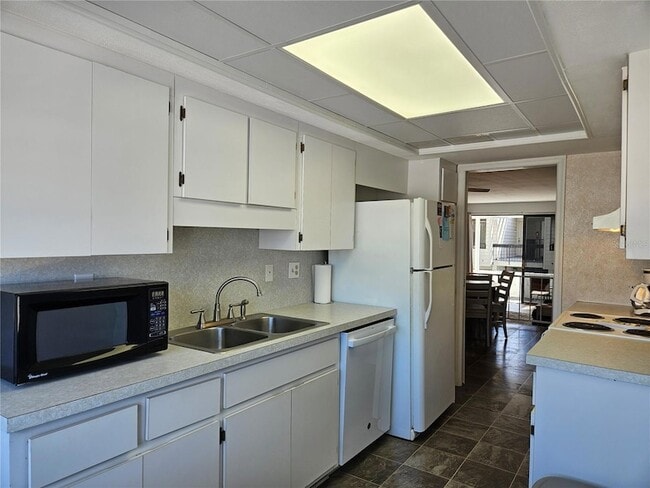 Building Photo - 1555 Tarpon Center Dr