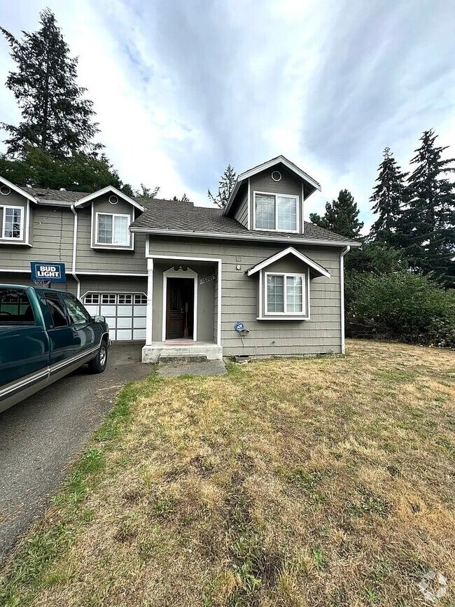 Building Photo - Welcome Home to this Charming 2 Bed home!