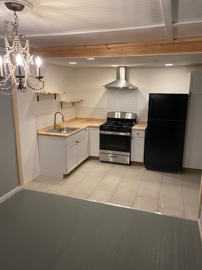 Kitchen - 1105 Sundown St