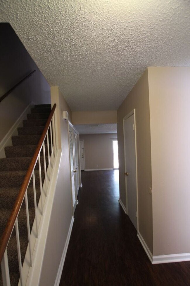 Building Photo - Beautiful 3 Bedroom, 2.5 Bath Townhome in ...