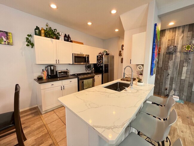 Building Photo - Lovely 2Bd + 2.5Ba in Beaverton!! Minutes Away From Nike! New Roof, Fence, Paint and Additional B...